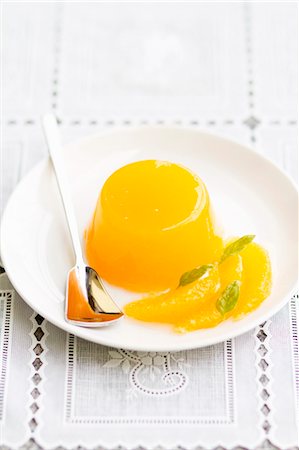 Orange jelly with orange segments and mint leaves Stockbilder - Premium RF Lizenzfrei, Bildnummer: 659-06901983