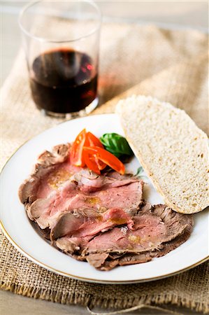 simsearch:659-07597879,k - Roast beef with vinaigrette and bread Foto de stock - Sin royalties Premium, Código: 659-06901995