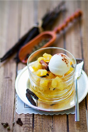 simsearch:659-08147919,k - Spiced pineapple salad with cream cheese ice cream Stock Photo - Premium Royalty-Free, Code: 659-06901996