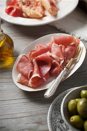 Serrano ham, green olives and tomato bread Photographie de stock - Premium Libres de Droits, Code: 659-06902008