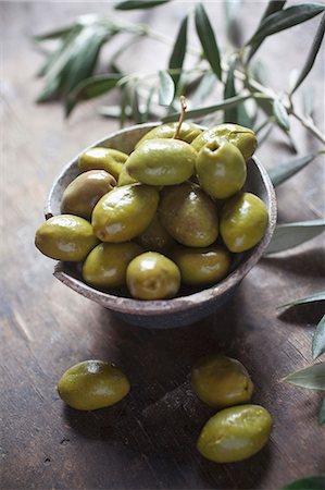 Green olives in a ceramic dish Fotografie stock - Premium Royalty-Free, Codice: 659-06902015