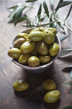 simsearch:659-06902218,k - Green olives in a ceramic dish Stockbilder - Premium RF Lizenzfrei, Bildnummer: 659-06902015