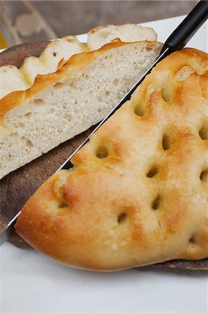 simsearch:659-06903123,k - A sliced focaccia Photographie de stock - Premium Libres de Droits, Code: 659-06902012