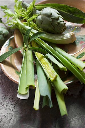 A still life of artichoke, leek and celery Foto de stock - Sin royalties Premium, Código: 659-06902026