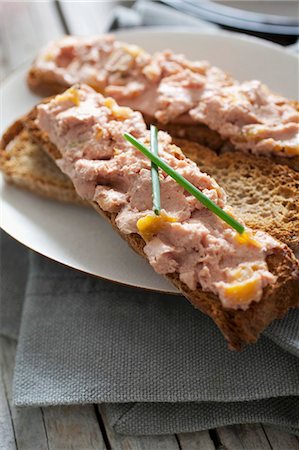 Crostini topped with chicken liver pâté Stock Photo - Premium Royalty-Free, Code: 659-06902020
