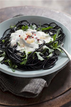 simsearch:659-01861293,k - Squid ink spaghetti with rocket, cream sauce and red peppercorns Foto de stock - Royalty Free Premium, Número: 659-06902037