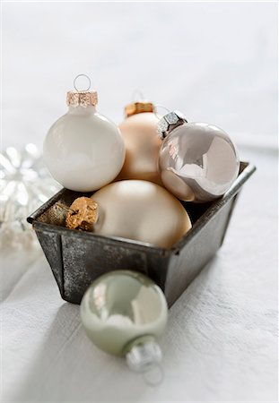 décoration de noël - White, gold and silver Christmas tree baubles in a loaf tin Photographie de stock - Premium Libres de Droits, Code: 659-06902055