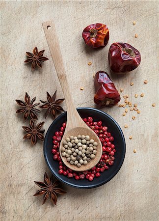 sazonar - Red and white peppercorns, star anise and dried chilli peppers Foto de stock - Sin royalties Premium, Código: 659-06902065