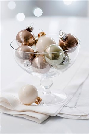 décoration de noël - White, gold and silver Christmas tree baubles in a glass dish Photographie de stock - Premium Libres de Droits, Code: 659-06902062