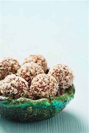 Chocolate truffles coated with dessicated coconut Stockbilder - Premium RF Lizenzfrei, Bildnummer: 659-06902075