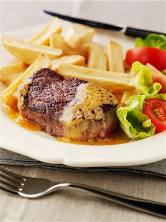 steak and fries - Beaf steak with chips Photographie de stock - Premium Libres de Droits, Code: 659-06902070