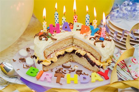 Sponge layer cake with candles for a birthday, and balloons Stock Photo - Premium Royalty-Free, Code: 659-06902085