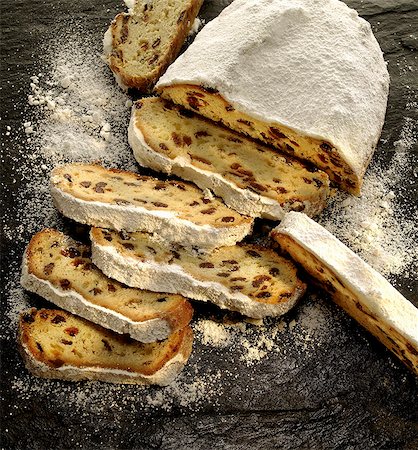 sweet dish - Christmas stollen dusted with icing sugar, partly sliced Foto de stock - Sin royalties Premium, Código: 659-06902106