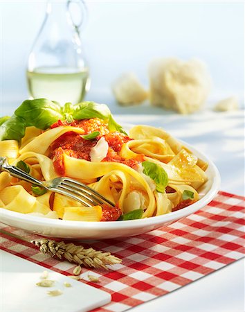 simsearch:659-08147236,k - Tagliatelle with tomato sauce and basil Photographie de stock - Premium Libres de Droits, Code: 659-06902101