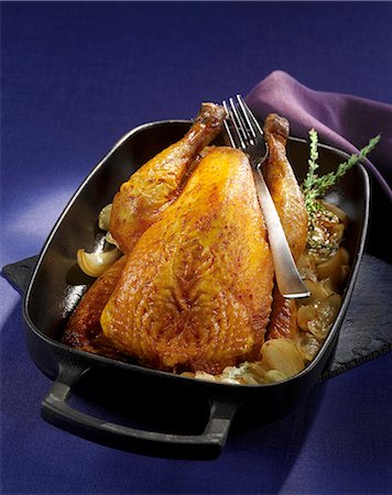 Roasted guinea fowl with onions in the roasting tin Foto de stock - Sin royalties Premium, Código: 659-06902102