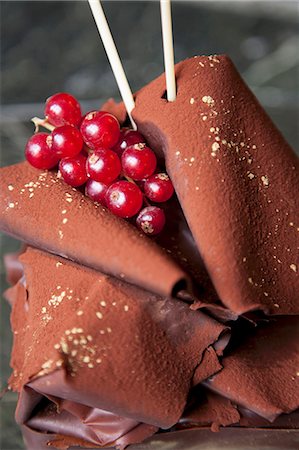 Chocolate cake topped with chocolate fans and redcurrants (close-up) Photographie de stock - Premium Libres de Droits, Code: 659-06902114