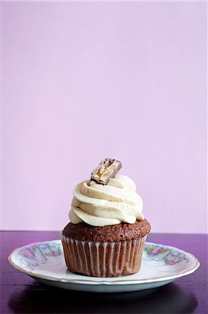 rezept (kochen) - A chocolate cupcake topped with cream Stockbilder - Premium RF Lizenzfrei, Bildnummer: 659-06902116