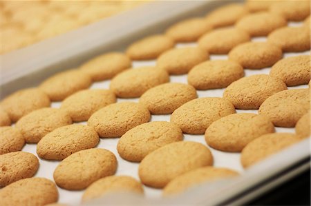 papier sulfurisé - Freshly baked amaretti biscuits on the baking tray Photographie de stock - Premium Libres de Droits, Code: 659-06902121