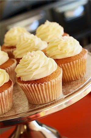 Buttercream cupcakes on a cake stand Stock Photo - Premium Royalty-Free, Code: 659-06902138