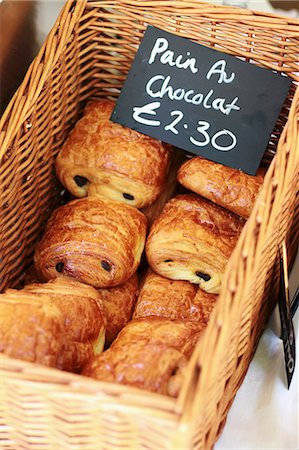 simsearch:659-06153567,k - Chocolate croissants in a basket with a price tag Stock Photo - Premium Royalty-Free, Code: 659-06902154