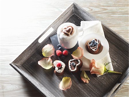 Heart-shaped cupcakes and a cup of cappuccino Stockbilder - Premium RF Lizenzfrei, Bildnummer: 659-06902164