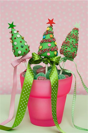 Christmas cake pops in a pot with candies Stock Photo - Premium Royalty-Free, Code: 659-06902178