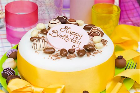 Birthday cake with chocolate candies and yellow bow Stockbilder - Premium RF Lizenzfrei, Bildnummer: 659-06902170