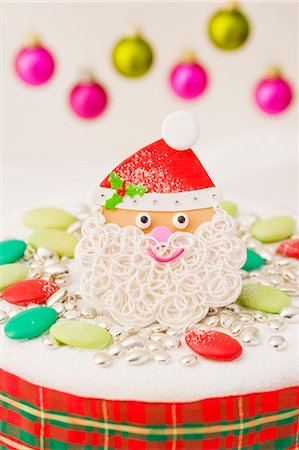 simsearch:659-06493840,k - Santa Claus decoration for a Christmas cake Foto de stock - Sin royalties Premium, Código: 659-06902173