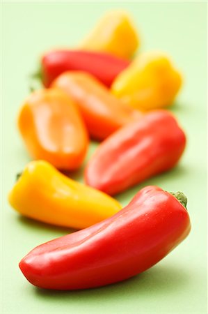pimiento amarillo - Colorful mini-peppers Foto de stock - Sin royalties Premium, Código: 659-06902234