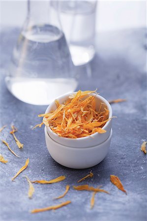 Dried marigold petals in a little bowl Foto de stock - Sin royalties Premium, Código: 659-06902275