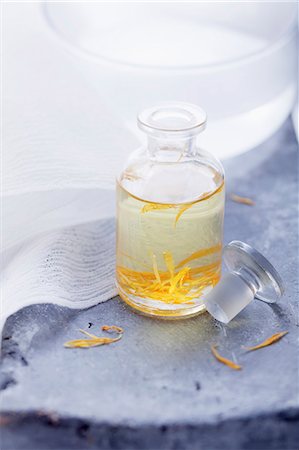 Marigold oil in an apothecary bottle Foto de stock - Sin royalties Premium, Código: 659-06902277