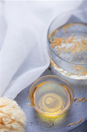 drug - Marigold oil and sponge Stock Photo - Premium Royalty-Free, Code: 659-06902279