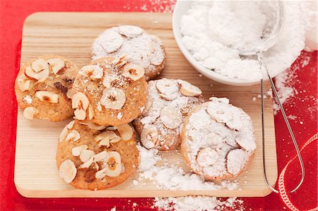 simsearch:659-08147554,k - Hazelnut cookies with powdered sugar Stock Photo - Premium Royalty-Free, Code: 659-06902287