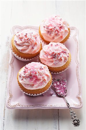 decor chic - Pink cupcakes with sugar pearls Foto de stock - Sin royalties Premium, Código: 659-06902283