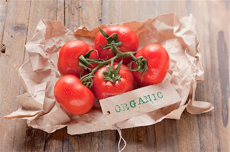 placa - Fresh, organic tomatoes on paper Foto de stock - Royalty Free Premium, Número: 659-06902299