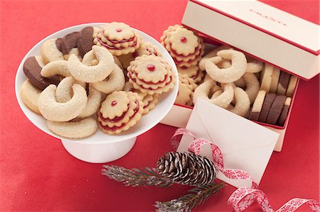 Assorted Christmas biscuits on plate and in box Photographie de stock - Premium Libres de Droits, Code: 659-06902292