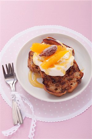 simsearch:659-07068647,k - Banana bread with clotted cream and oranges Stock Photo - Premium Royalty-Free, Code: 659-06902293