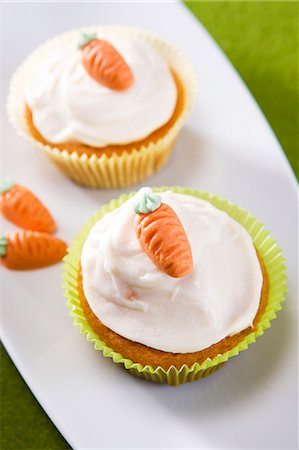 simsearch:659-06903195,k - Cupcakes with icing Stockbilder - Premium RF Lizenzfrei, Bildnummer: 659-06902304