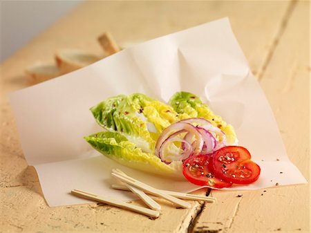 photograph of lettuce - Lettuce hearts with onions and tomatoes Foto de stock - Sin royalties Premium, Código: 659-06902308