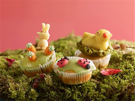 simsearch:659-06373157,k - Muffins with marzipan decorations for Easter on moss Stock Photo - Premium Royalty-Free, Code: 659-06902319