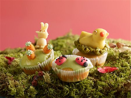 Muffins with marzipan decorations for Easter on moss Stock Photo - Premium Royalty-Free, Code: 659-06902319