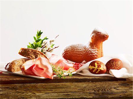 easter dish - Easter breakfast with bread, ham, dyed eggs and Easter lamb Photographie de stock - Premium Libres de Droits, Code: 659-06902323