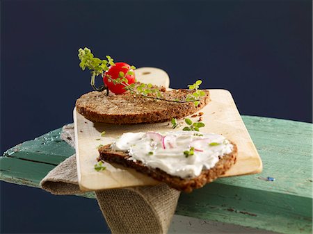 simsearch:659-06187287,k - Whole grain bread with quark Photographie de stock - Premium Libres de Droits, Code: 659-06902344