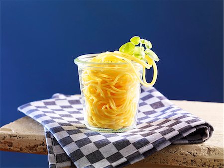 pochiert - Cooked spaghetti in a glass container Stockbilder - Premium RF Lizenzfrei, Bildnummer: 659-06902358