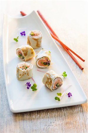 simsearch:659-06154178,k - Pancake rolls with sushi Photographie de stock - Premium Libres de Droits, Code: 659-06902396