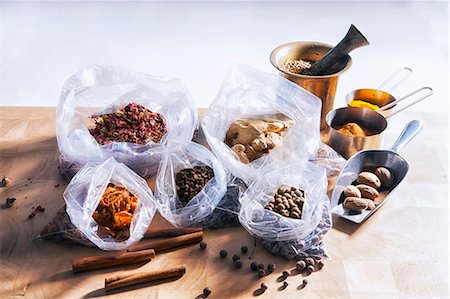 Assorted spices, some in plastic bags Stockbilder - Premium RF Lizenzfrei, Bildnummer: 659-06902391