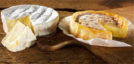 parchment - Sliced camembert on a cutting board Stock Photo - Premium Royalty-Free, Code: 659-06902406