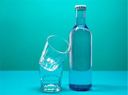 Water glasses with a water bottle Photographie de stock - Premium Libres de Droits, Code: 659-06902407