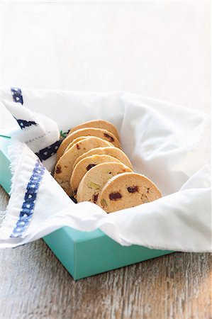 Walnut-cranberry cookies in a box Photographie de stock - Premium Libres de Droits, Code: 659-06902401