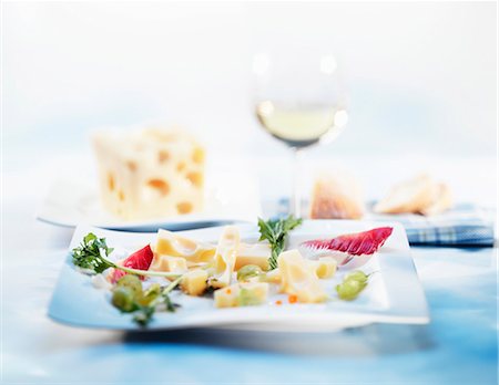 simsearch:659-03521333,k - Pieces of cheese with grapes Stockbilder - Premium RF Lizenzfrei, Bildnummer: 659-06902410